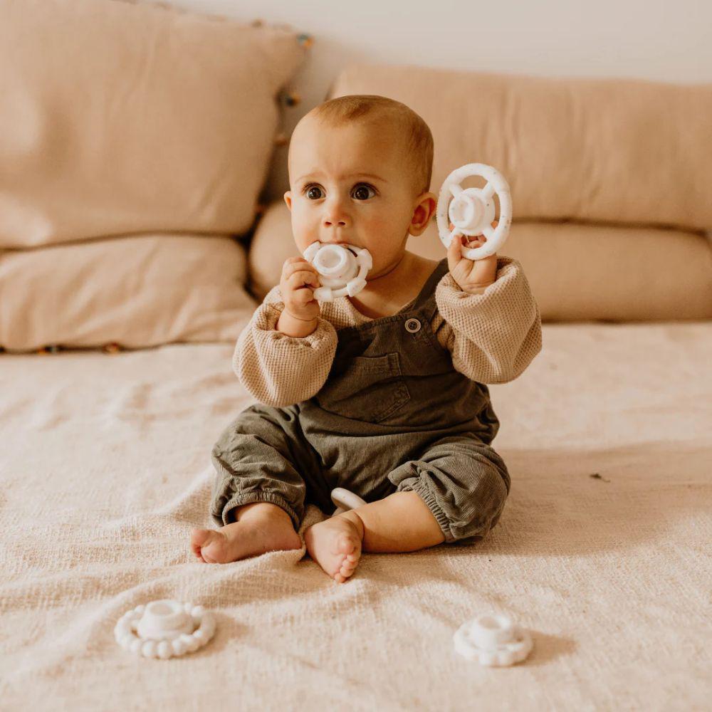 Guide-to-Safe-and-Natural-Teething-Remedies-for-Baby Hello Charlie